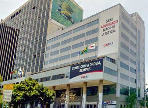 alerj-aprova-dispensa-de-terno-e-gravata-no-verao-em-audiencia-publica