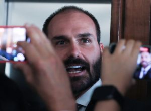 pf-determina-retorno-imediato-de-eduardo-bolsonaro-a-cargo-de-escrivao